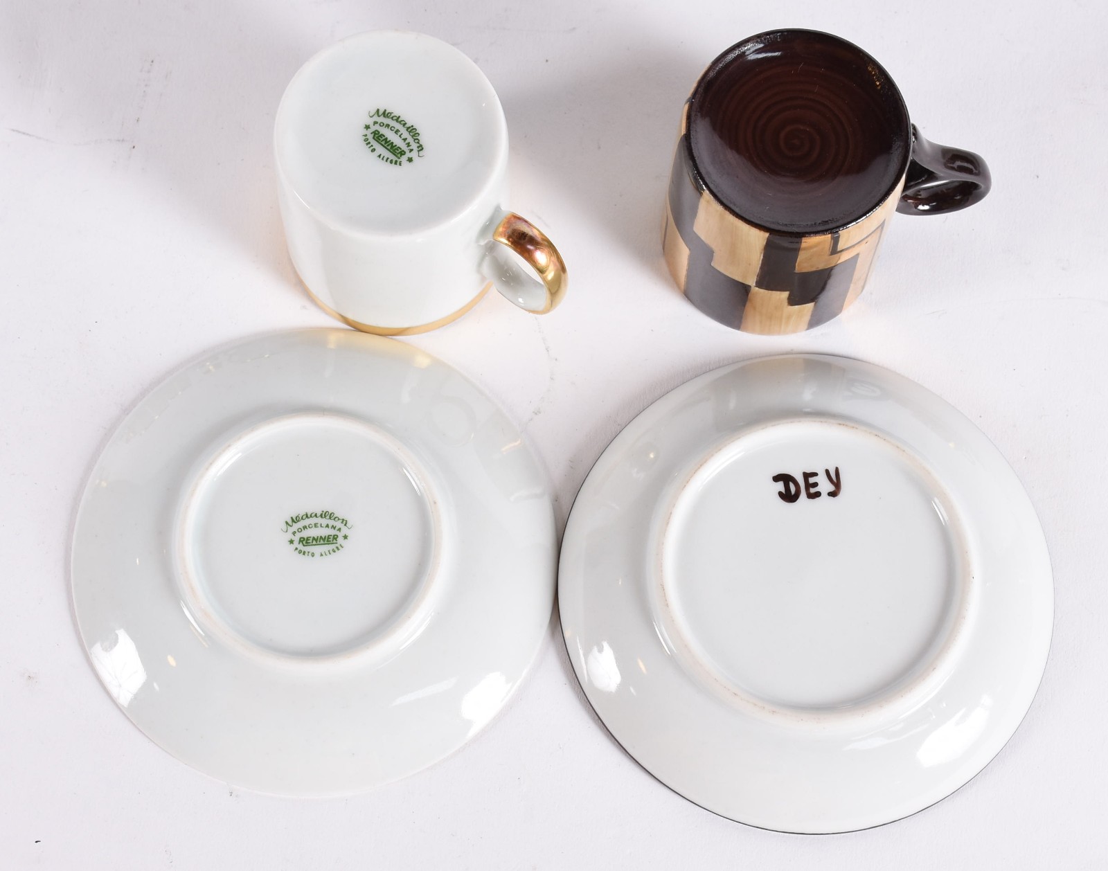 Lote com 23 xícaras de café com pires, sendo 12 de porcelana branca... - foto 6 de 7