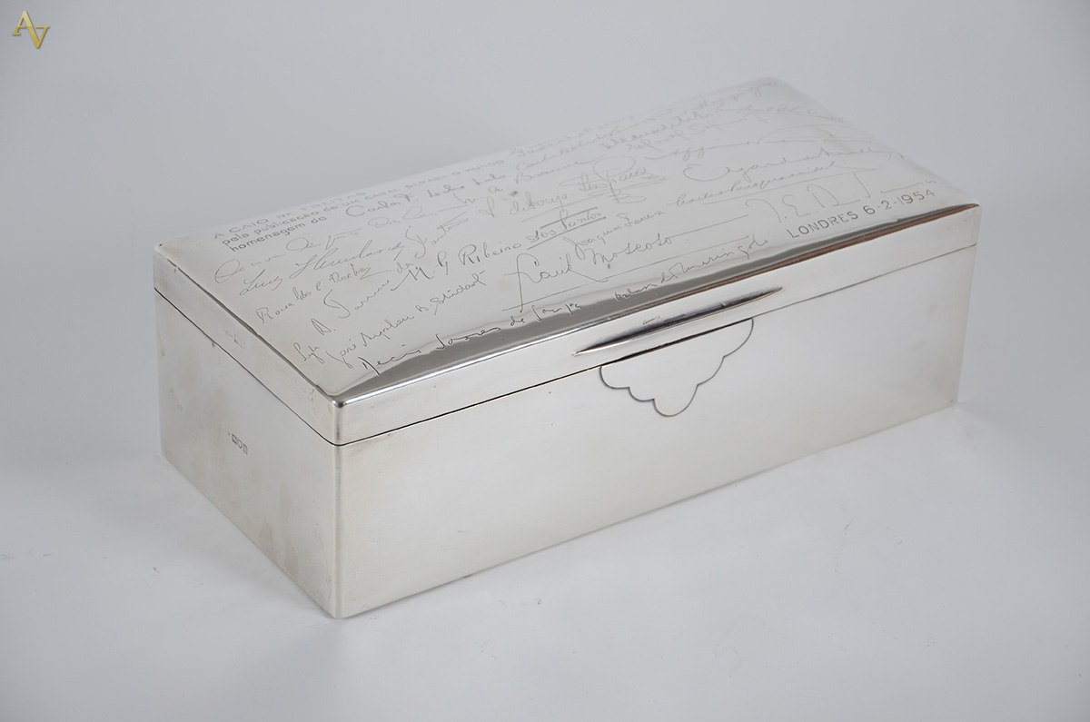Caixa de prata inglesa contrastada, medindo 30 x 14 cm altura 10 cm... - foto 1 de 2