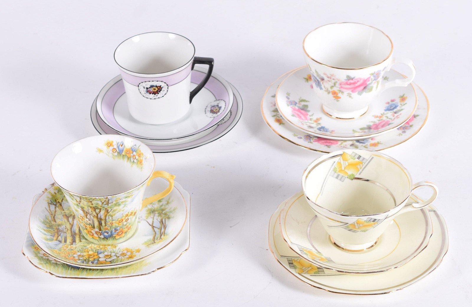 Diversas peças, sendo 4 xícaras com pires e pratinhos de porcelana... - foto 1 de 8