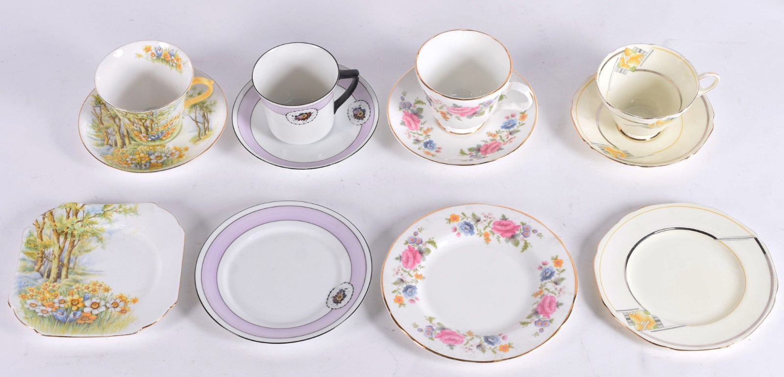 Diversas peças, sendo 4 xícaras com pires e pratinhos de porcelana... - foto 2 de 8