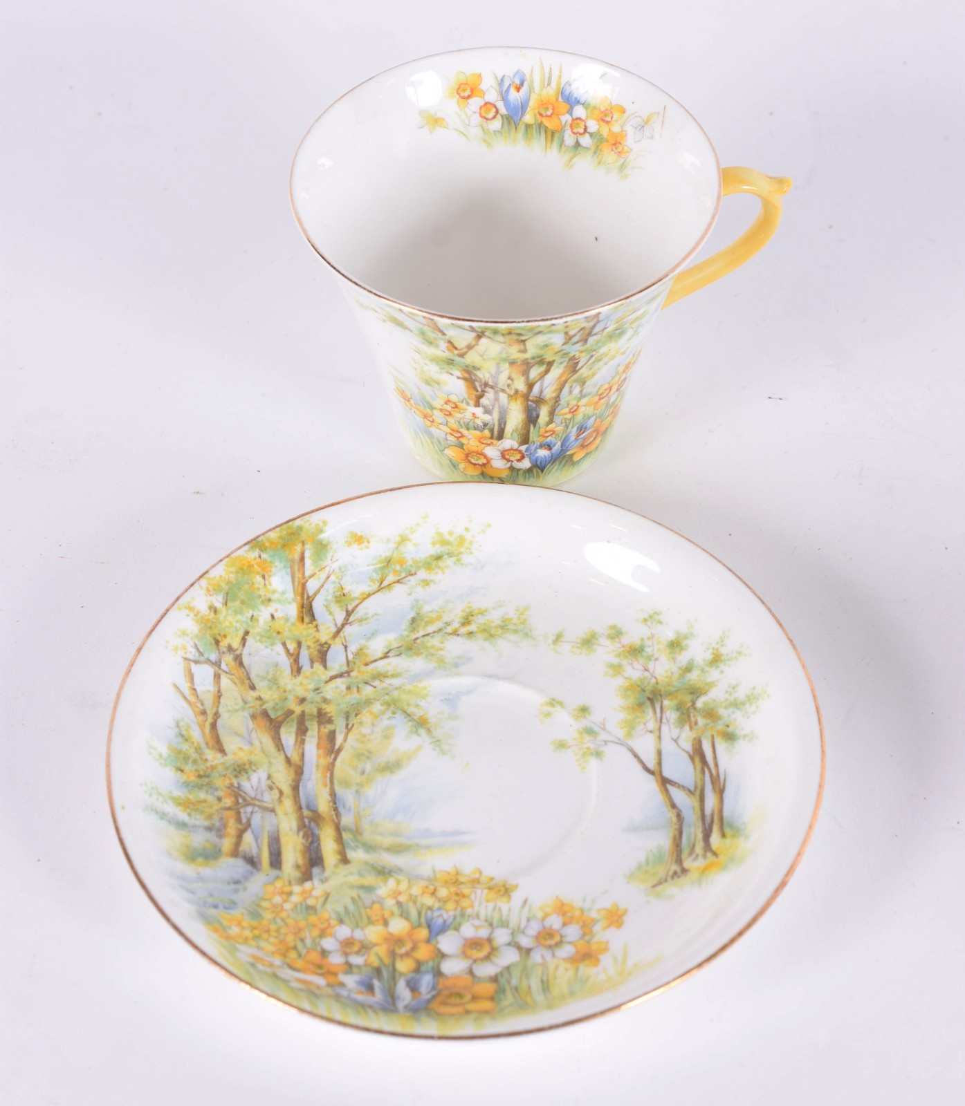 Diversas peças, sendo 4 xícaras com pires e pratinhos de porcelana... - foto 3 de 8