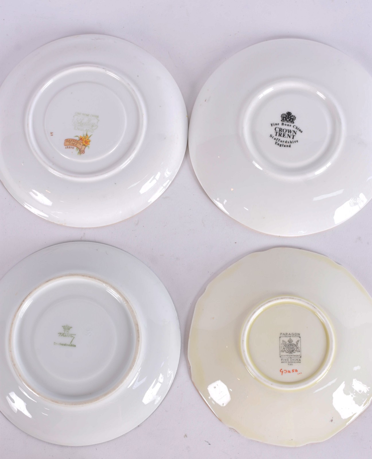 Diversas peças, sendo 4 xícaras com pires e pratinhos de porcelana... - foto 4 de 8