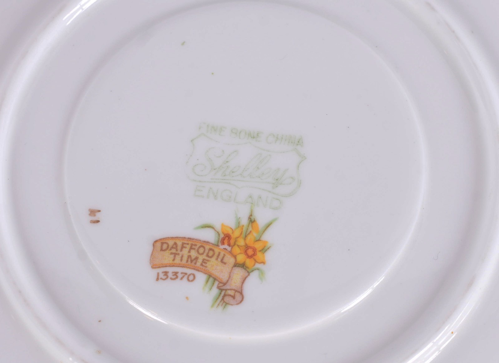 Diversas peças, sendo 4 xícaras com pires e pratinhos de porcelana... - foto 6 de 8