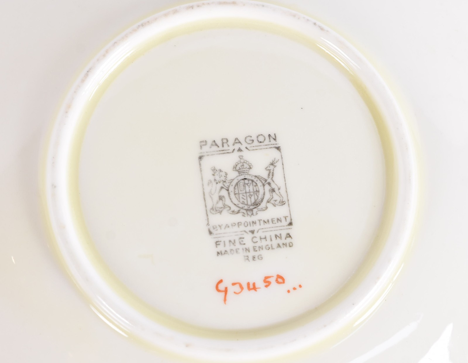 Diversas peças, sendo 4 xícaras com pires e pratinhos de porcelana... - foto 7 de 8