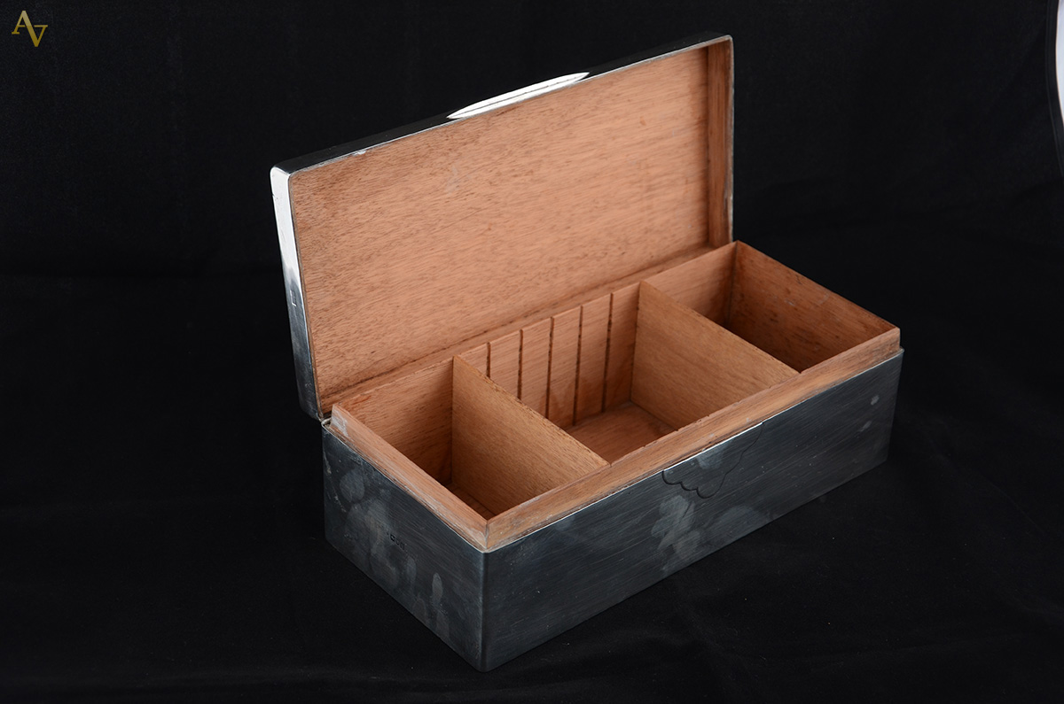 Caixa de prata inglesa contrastada, medindo 30 x 14 cm altura 10 cm... - foto 2 de 2