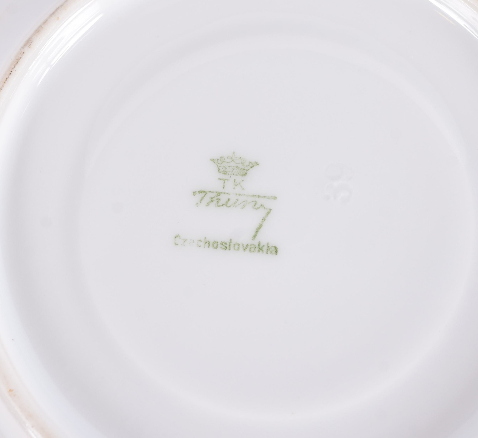 Diversas peças, sendo 4 xícaras com pires e pratinhos de porcelana... - foto 8 de 8
