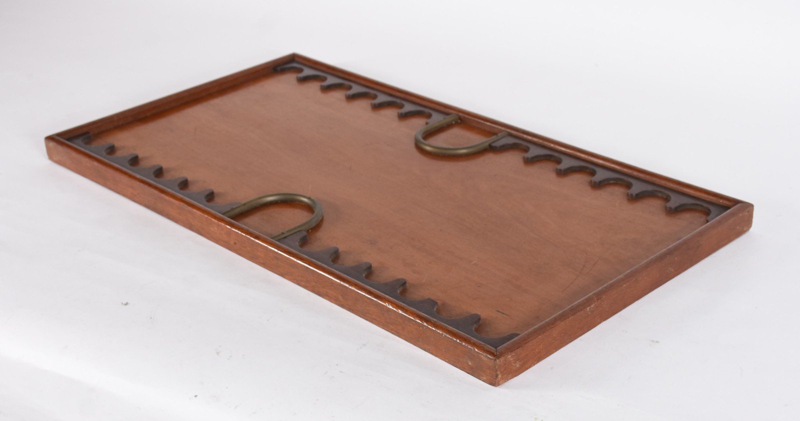 Tabuleiro para gamão de madeira com detalhes em metal. - foto 1 de 3