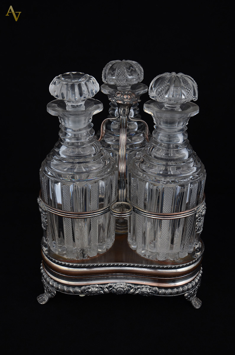 Conjunto com 3 garrafas de cristal europeu lapidado (pequenos bicados...