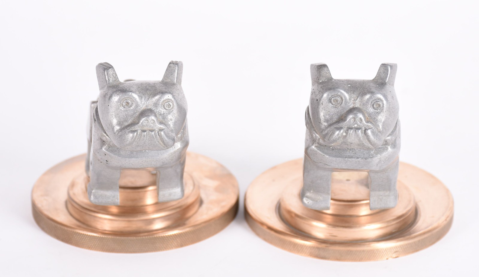 Par de estatuetas de metal representando cachorros, bases de bronze. - foto 1 de 4