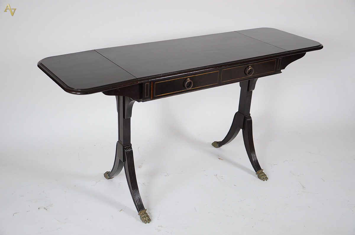 Sofa table de madeira nobre, estilo ingles, abas laterais e 2... - foto 1 de 2