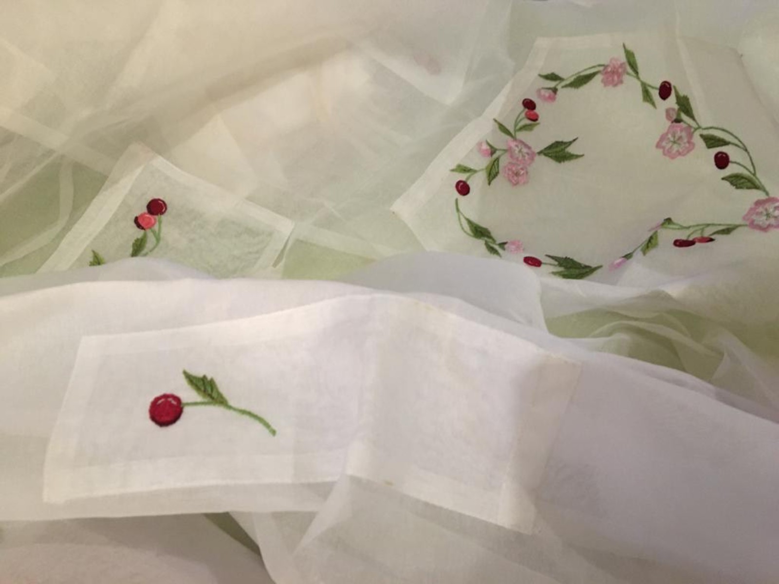 Par de painéis em organza com detalhes e bolsos decorativos. - foto 1 de 6