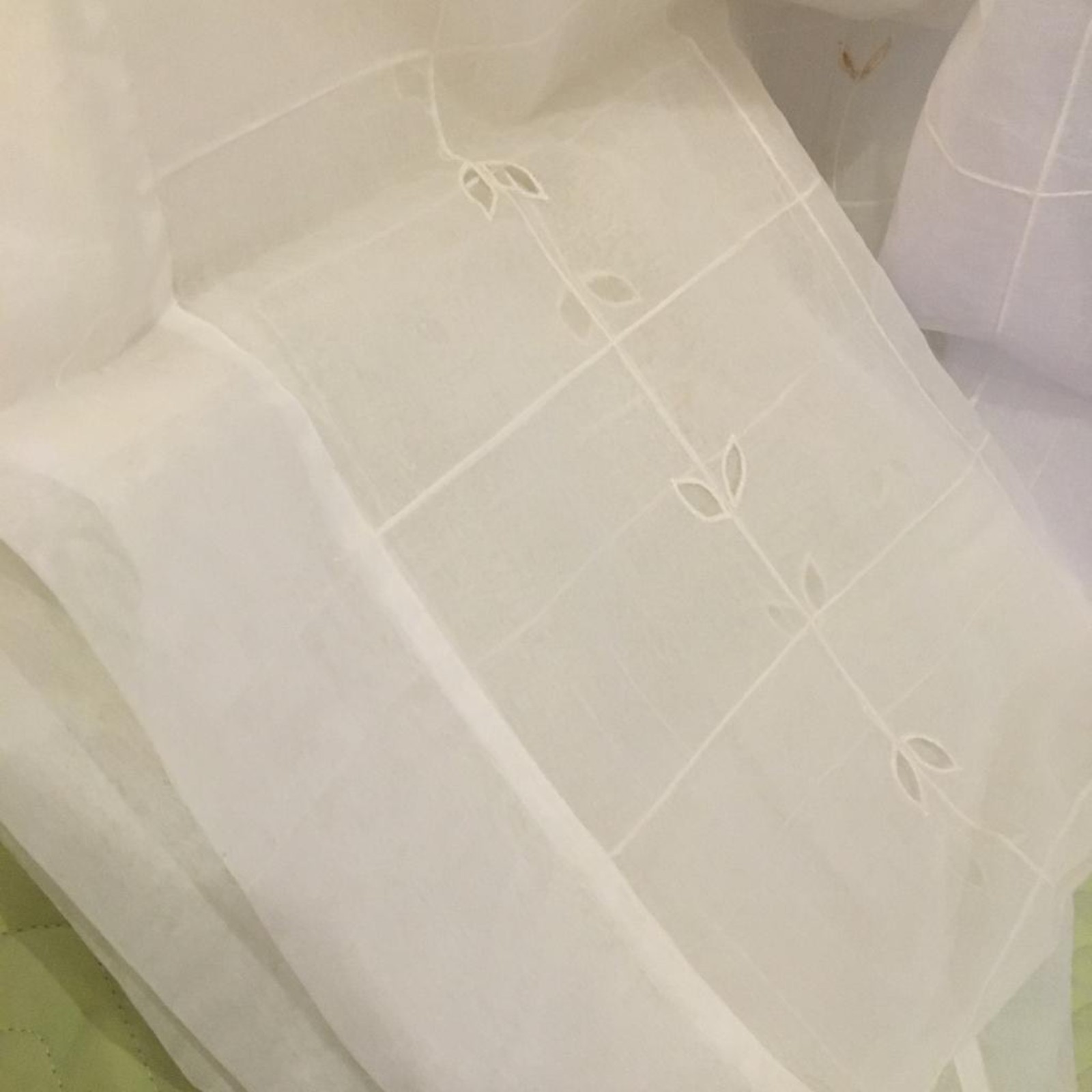 Par de painéis em organza com detalhes e bolsos decorativos. - foto 6 de 6