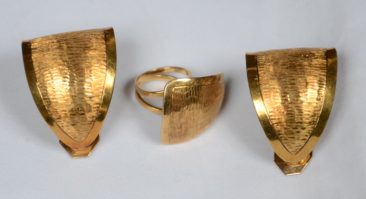 Par de brincos em ouro 18 K, forma triangular e anel. Peso Total: 30 g
