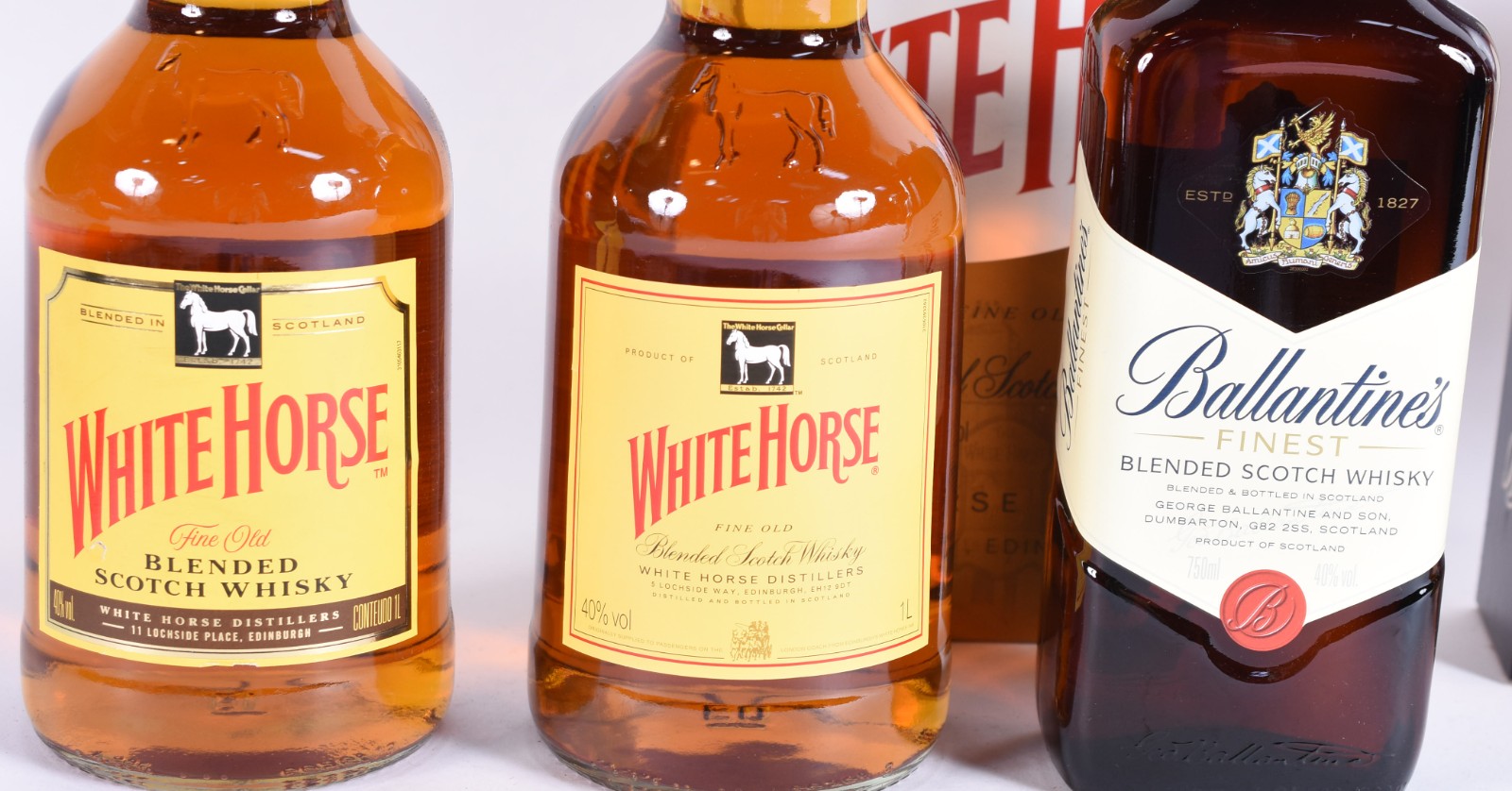 Cinco garrafas de bebidas, sendo: 2 whiskys White Horse, um whisky... - foto 2 de 6