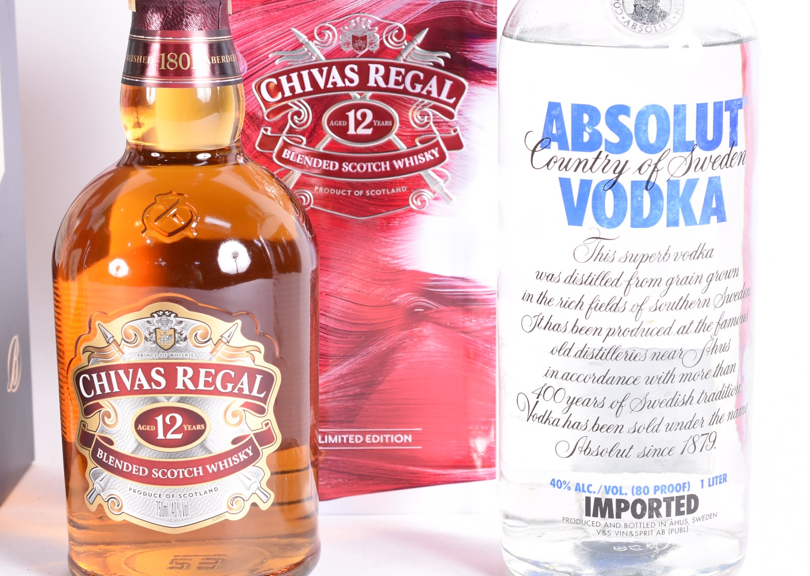 Cinco garrafas de bebidas, sendo: 2 whiskys White Horse, um whisky... - foto 3 de 6