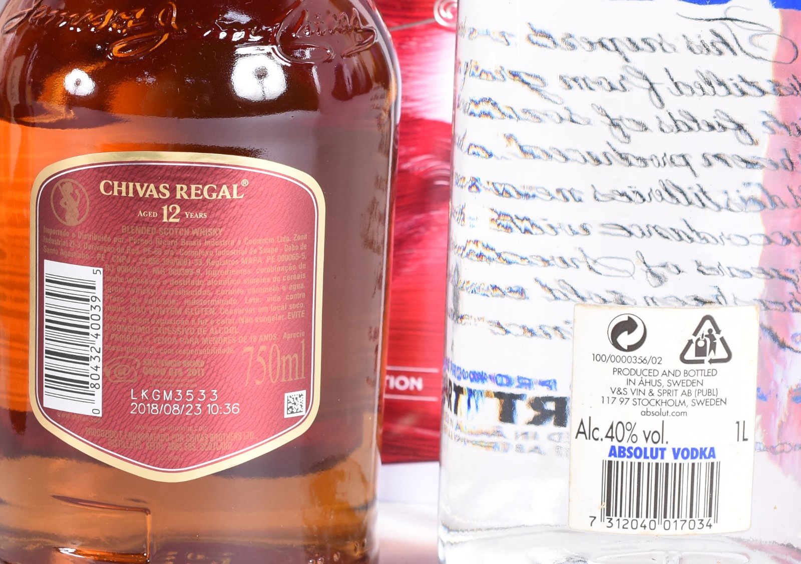Cinco garrafas de bebidas, sendo: 2 whiskys White Horse, um whisky... - foto 5 de 6