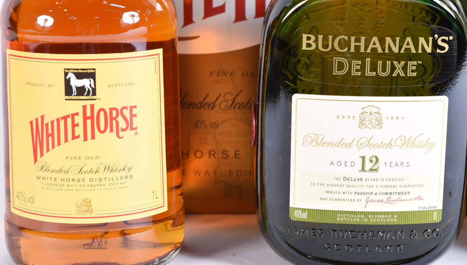 Quatro garrafas de Whisky, sendo: White Horse, Buchanan's Luxe 12... - foto 2 de 6