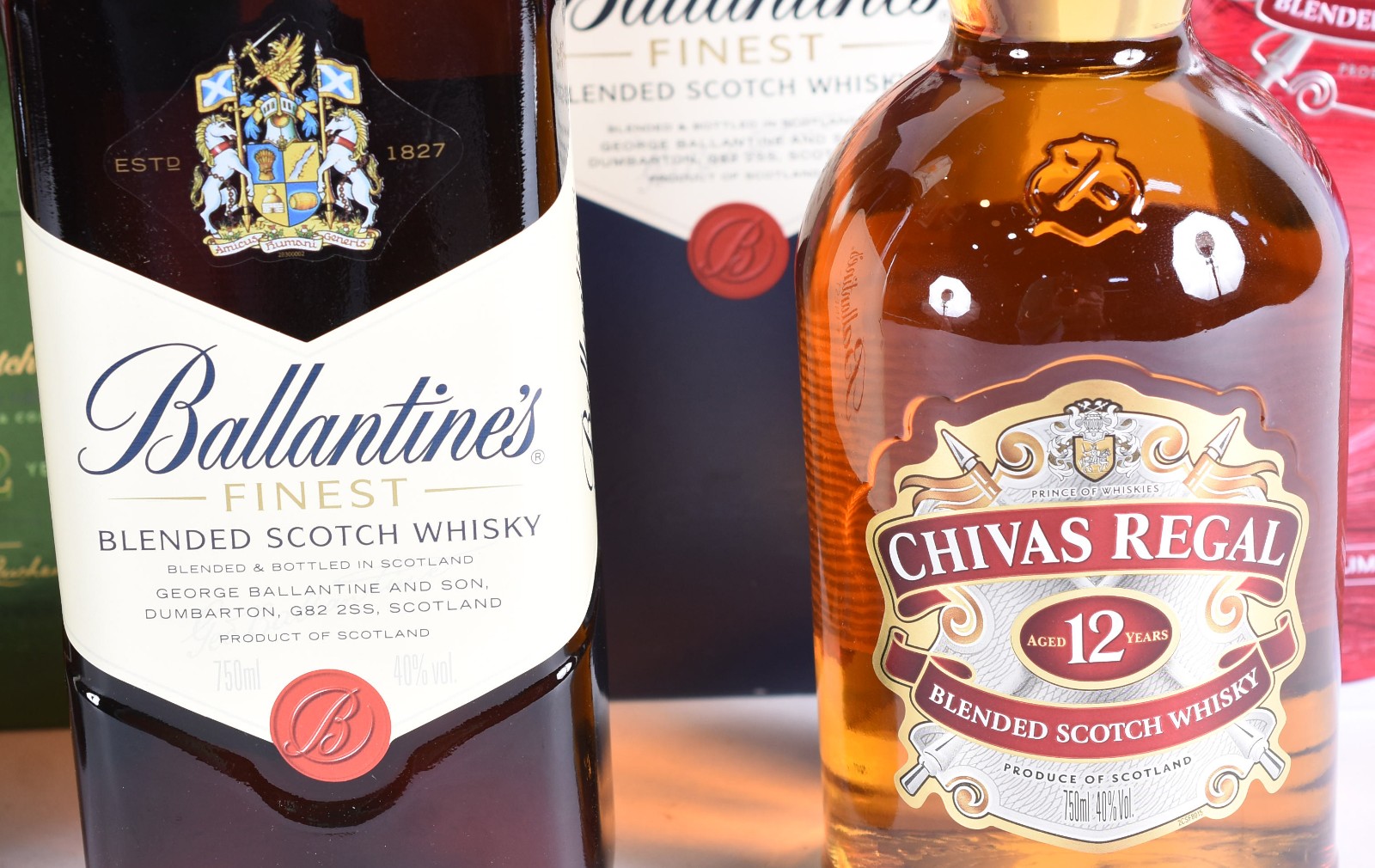 Quatro garrafas de Whisky, sendo: White Horse, Buchanan's Luxe 12... - foto 3 de 6
