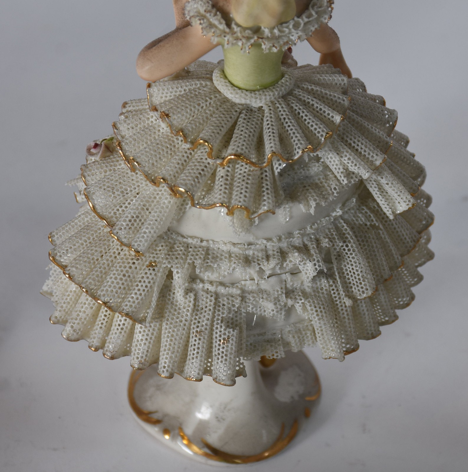 Sete estatuetas de porcelana policromada representando bailarinas... - foto 2 de 8