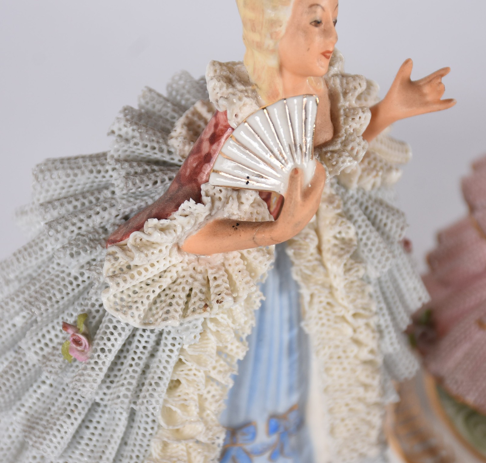 Sete estatuetas de porcelana policromada representando bailarinas... - foto 3 de 8