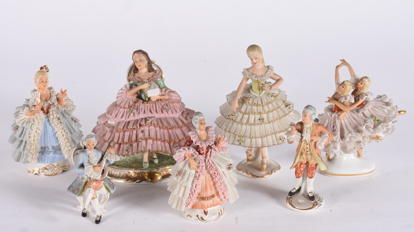 Sete estatuetas de porcelana policromada representando bailarinas... - foto 5 de 8