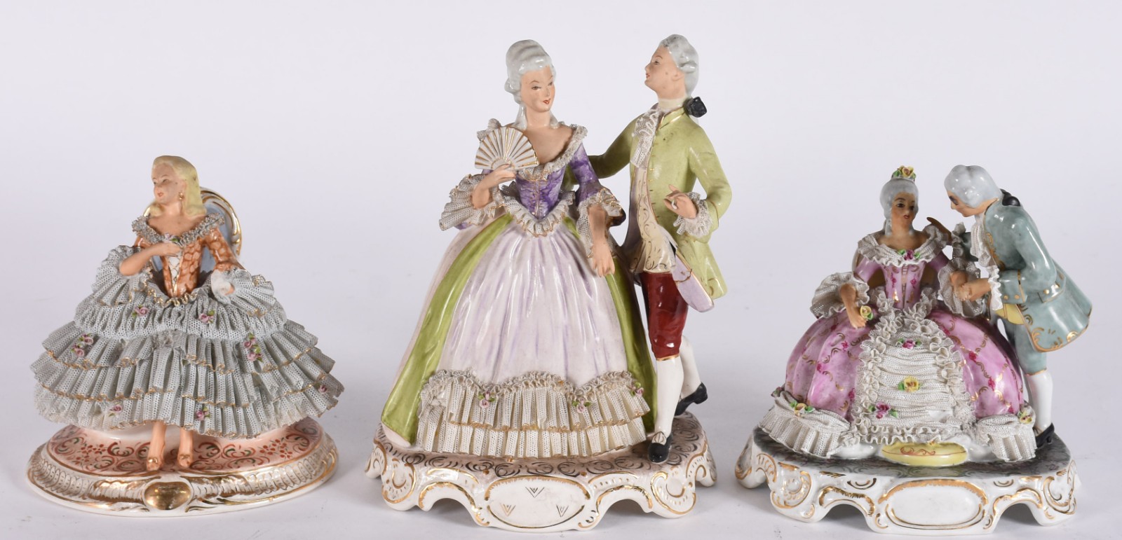 Três estatuetas de porcelana policromada representando 2 casais e... - foto 1 de 8