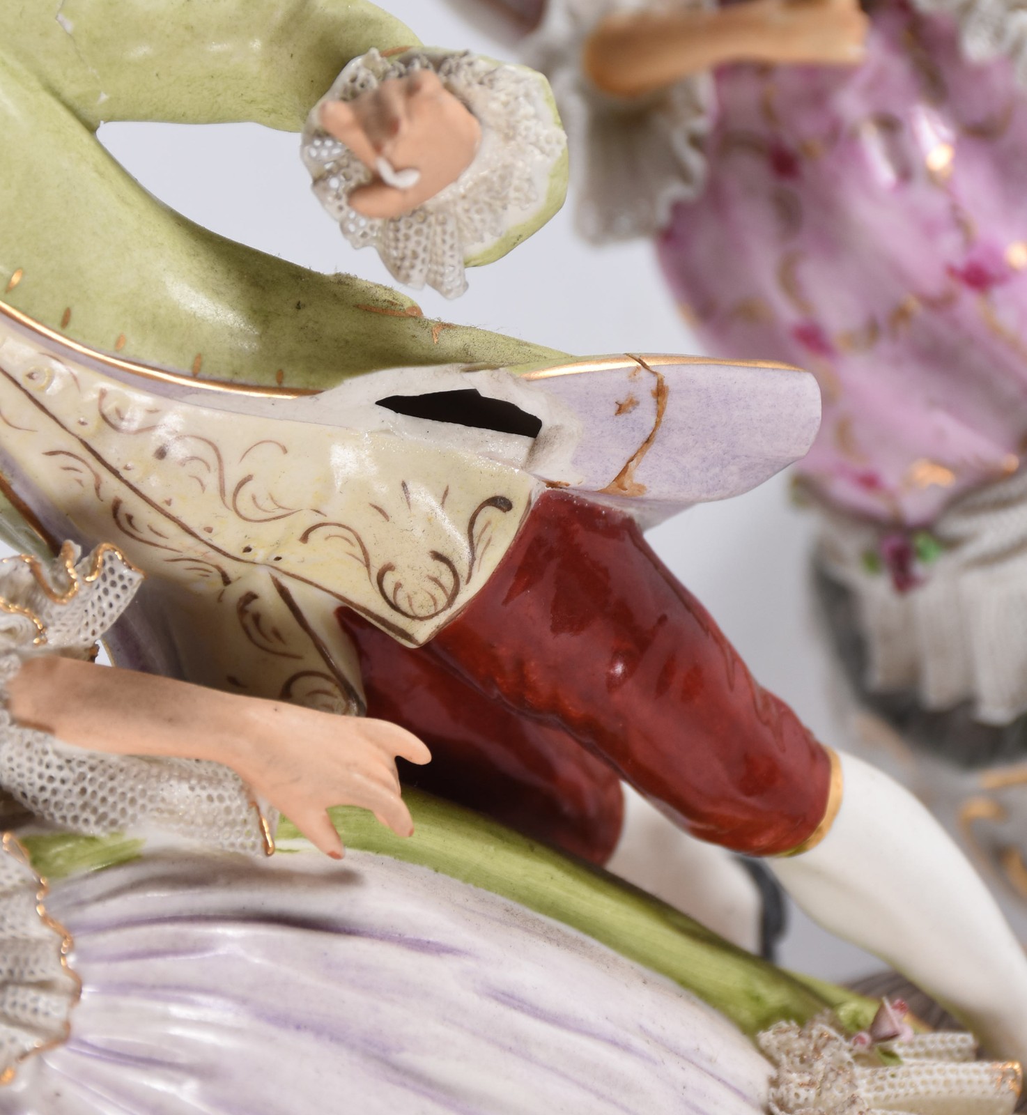 Três estatuetas de porcelana policromada representando 2 casais e... - foto 2 de 8