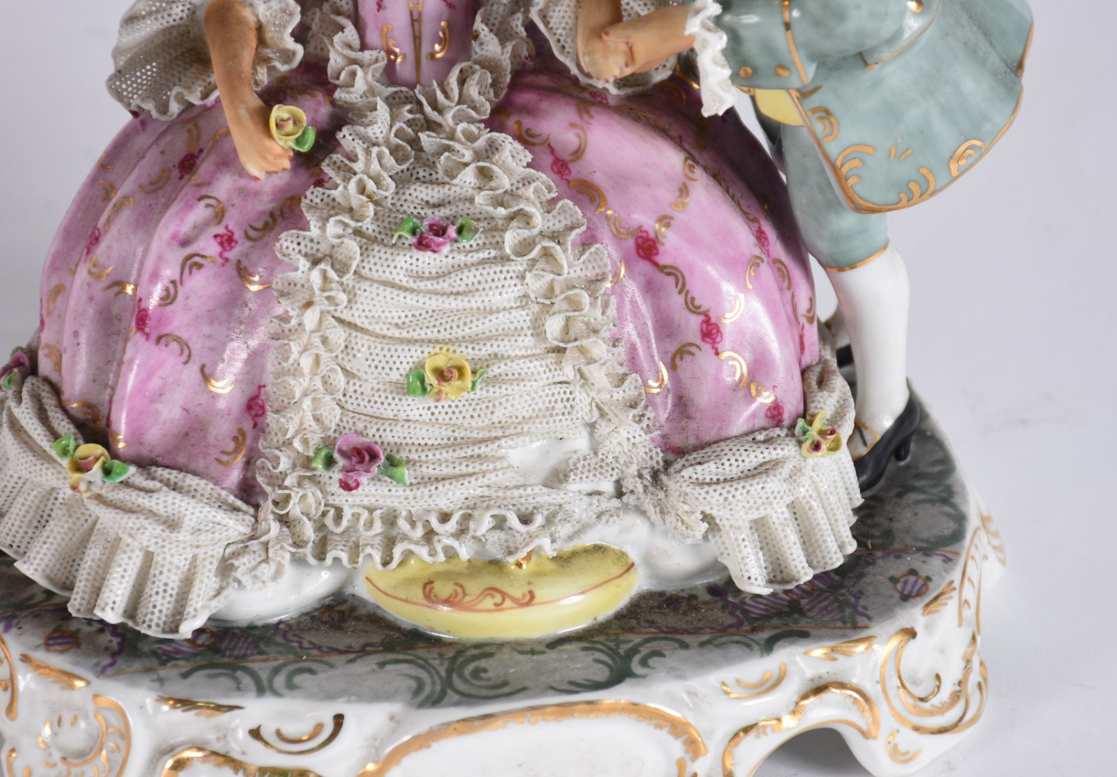 Três estatuetas de porcelana policromada representando 2 casais e... - foto 3 de 8