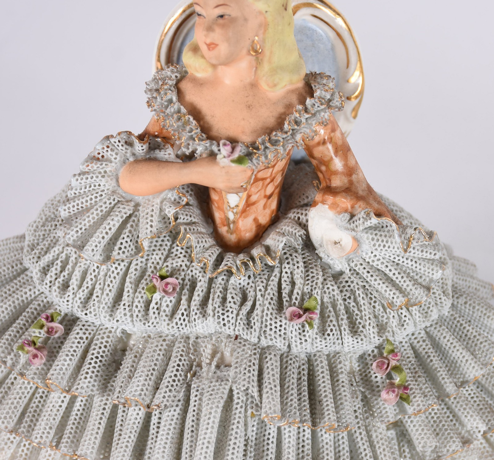 Três estatuetas de porcelana policromada representando 2 casais e... - foto 4 de 8