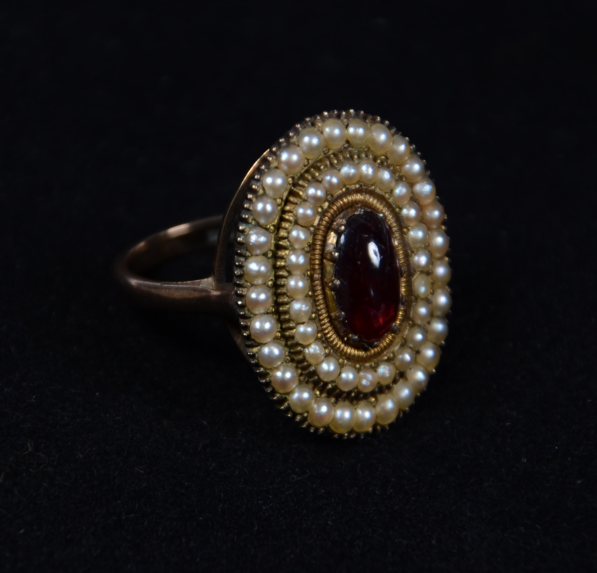 Antigo anel em ouro 18 K com micro pérolas e Cabochan de granada...