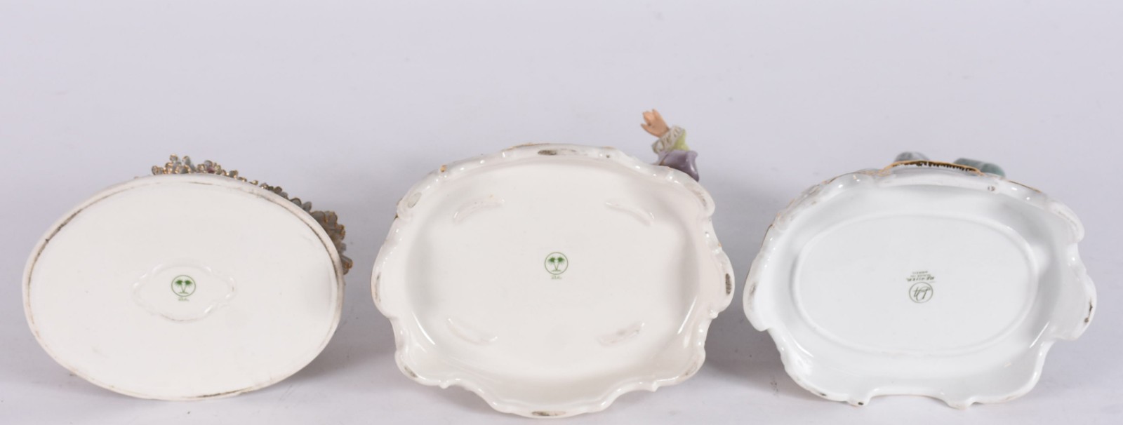 Três estatuetas de porcelana policromada representando 2 casais e... - foto 7 de 8