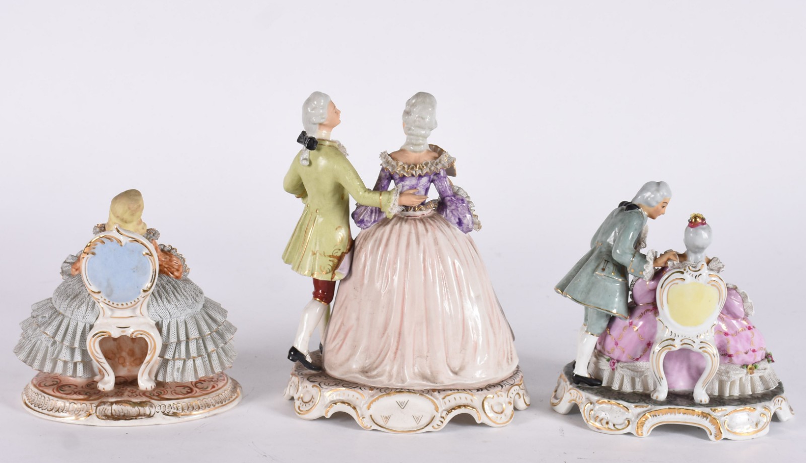 Três estatuetas de porcelana policromada representando 2 casais e... - foto 8 de 8