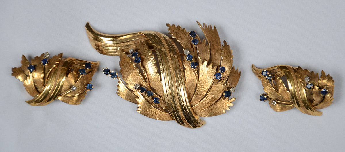 Conjunto de broche e par de brincos em ouro 18k, safiras e...
