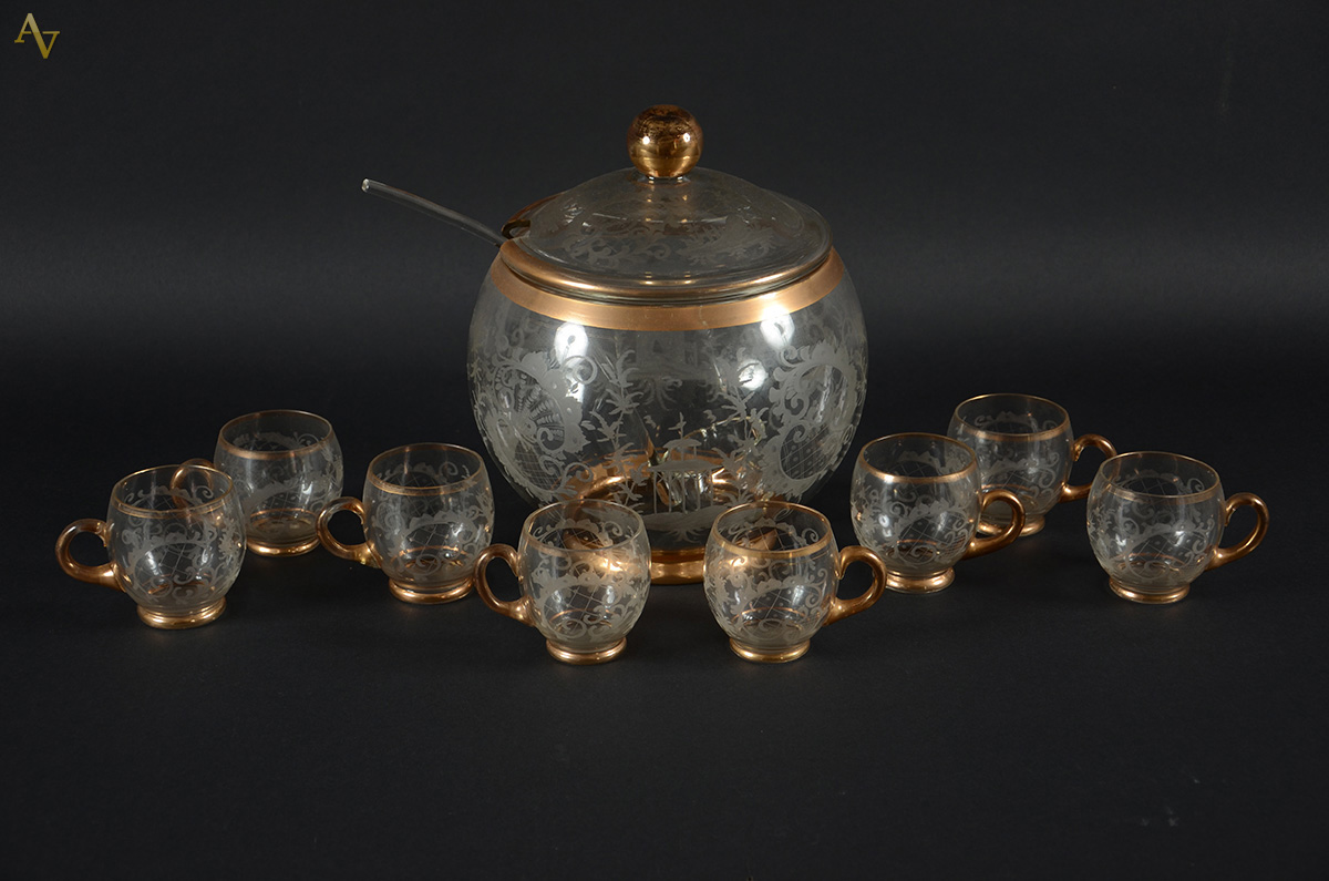 Conjunto de Poncheira e 8 canecas de cristal com guirlandas lavradas...