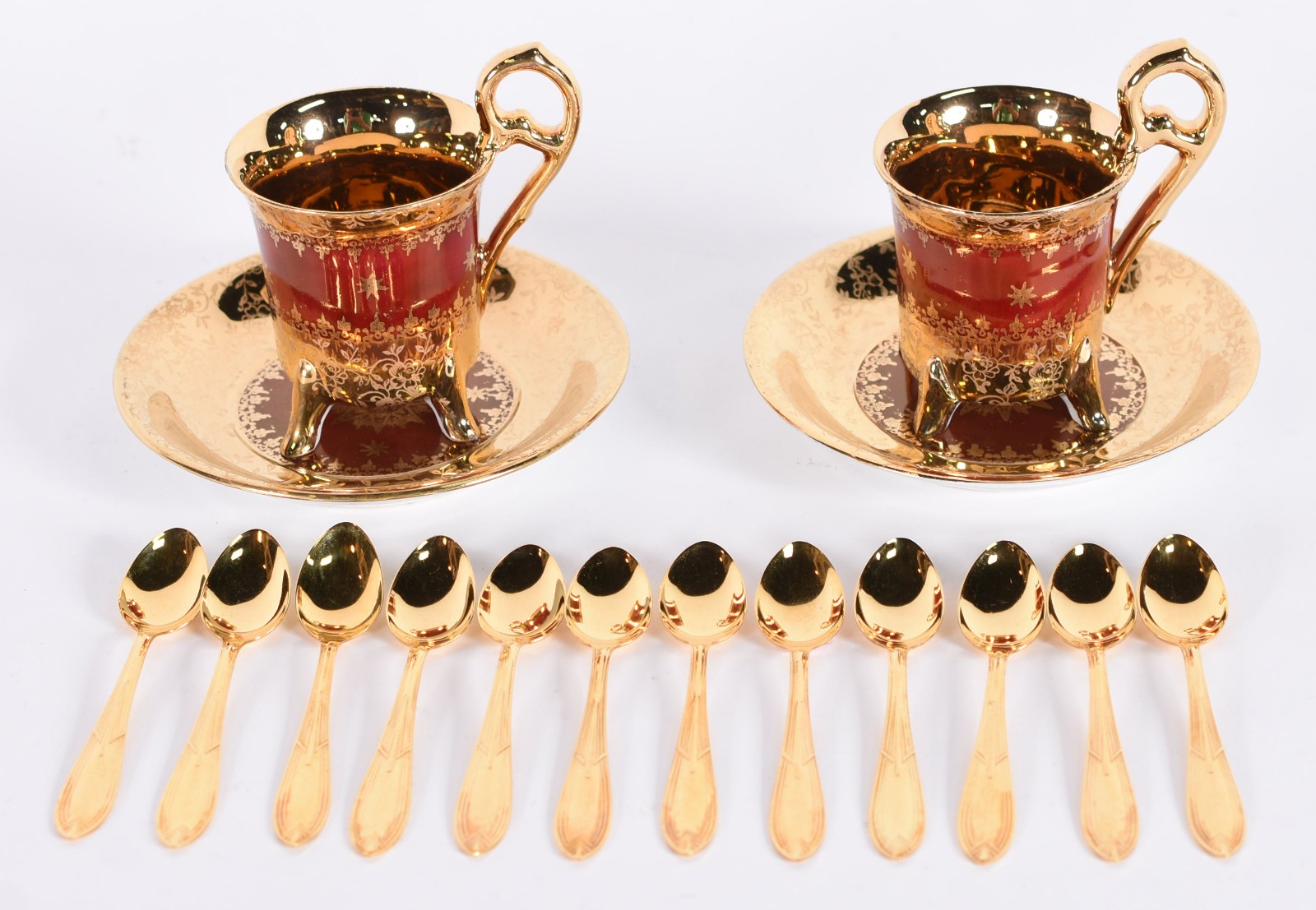 Duas xícaras de porcelana para café, acompanham 12 colheres de metal... - foto 1 de 5