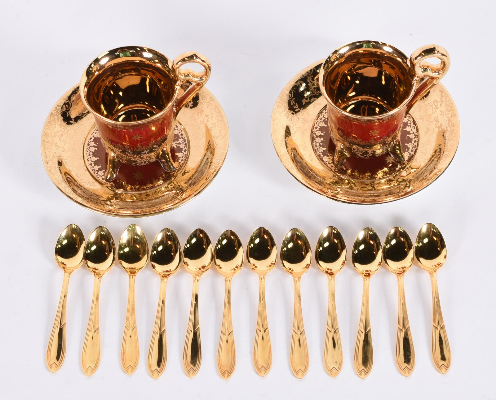 Duas xícaras de porcelana para café, acompanham 12 colheres de metal... - foto 2 de 5