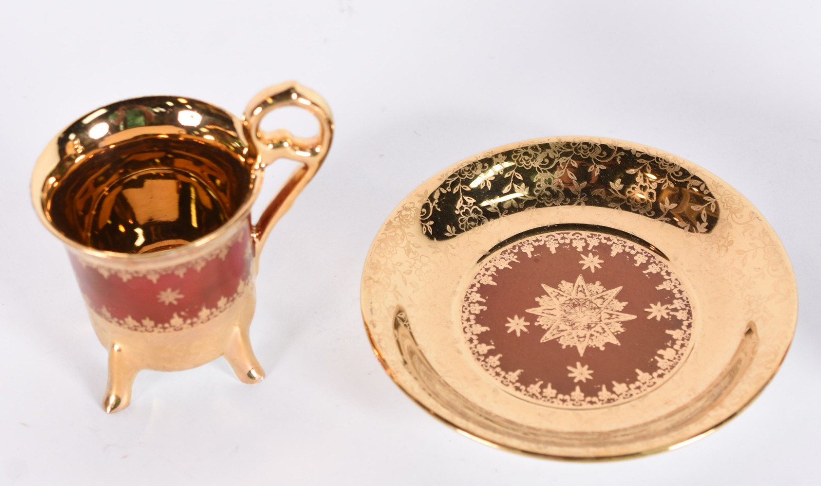 Duas xícaras de porcelana para café, acompanham 12 colheres de metal... - foto 4 de 5