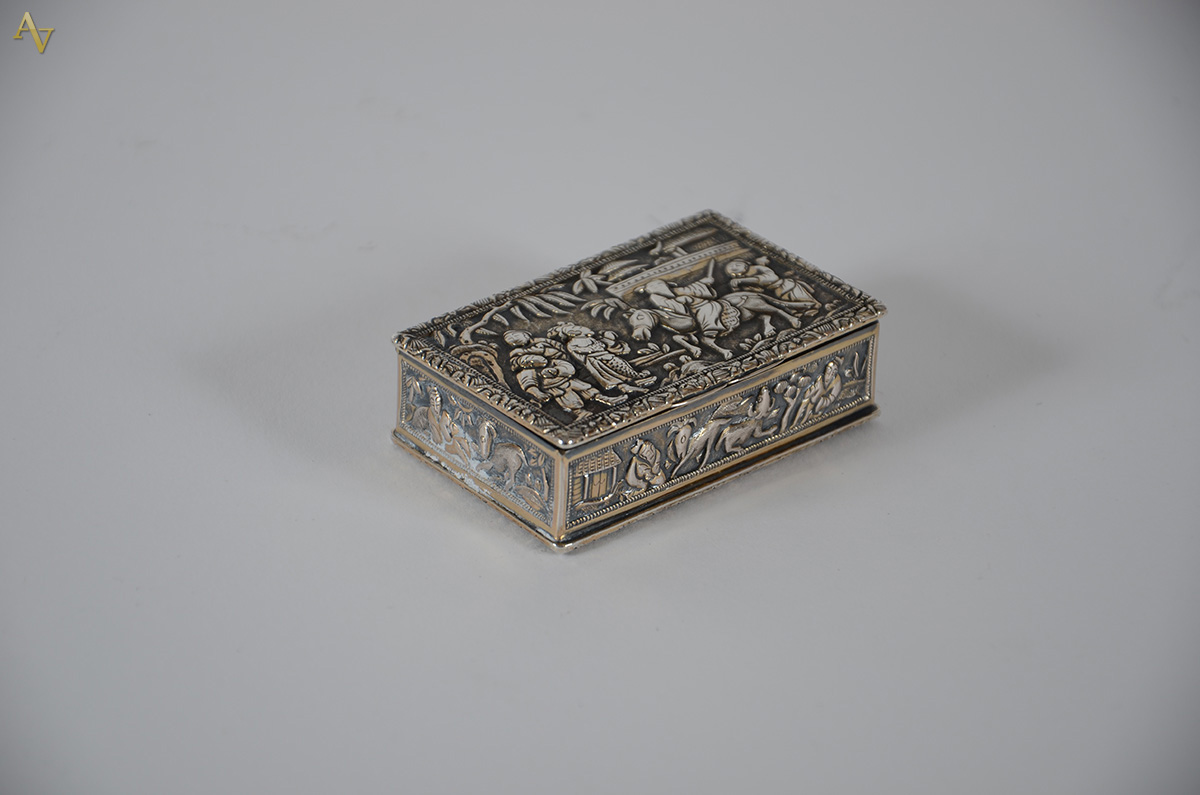 Antiga caixa para rapé de prata chinesa com figuras em relevo... - foto 1 de 2