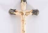Pequeno Crucifixo com figura de Cristo de marfi... - Pequeno Crucifixo com figura de Cristo de marfim (colado) e ponteiras de prata. Peso total: 50 g  (Por motivos de segurança a peça não se encont...