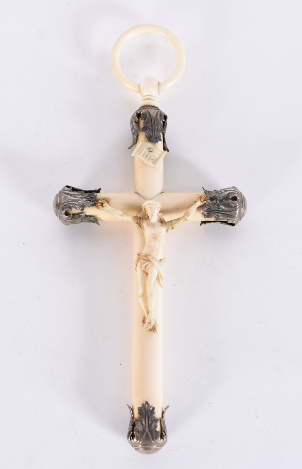 Pequeno Crucifixo com figura de Cristo de marfim (colado) e ponteiras... - foto 1 de 4