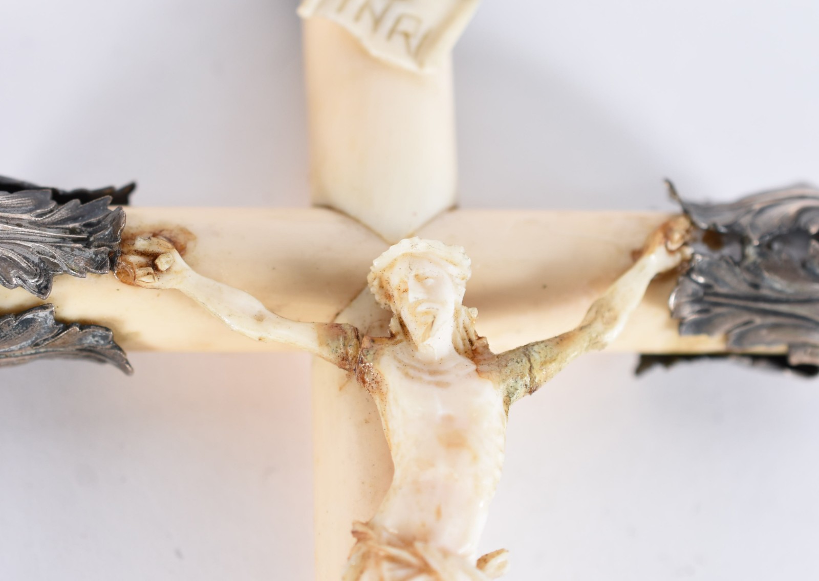 Pequeno Crucifixo com figura de Cristo de marfim (colado) e ponteiras... - foto 2 de 4