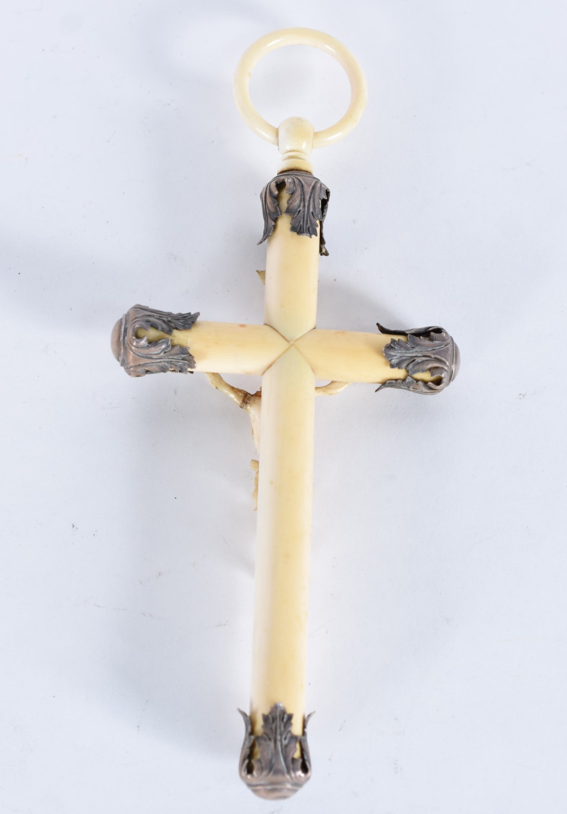 Pequeno Crucifixo com figura de Cristo de marfim (colado) e ponteiras... - foto 4 de 4