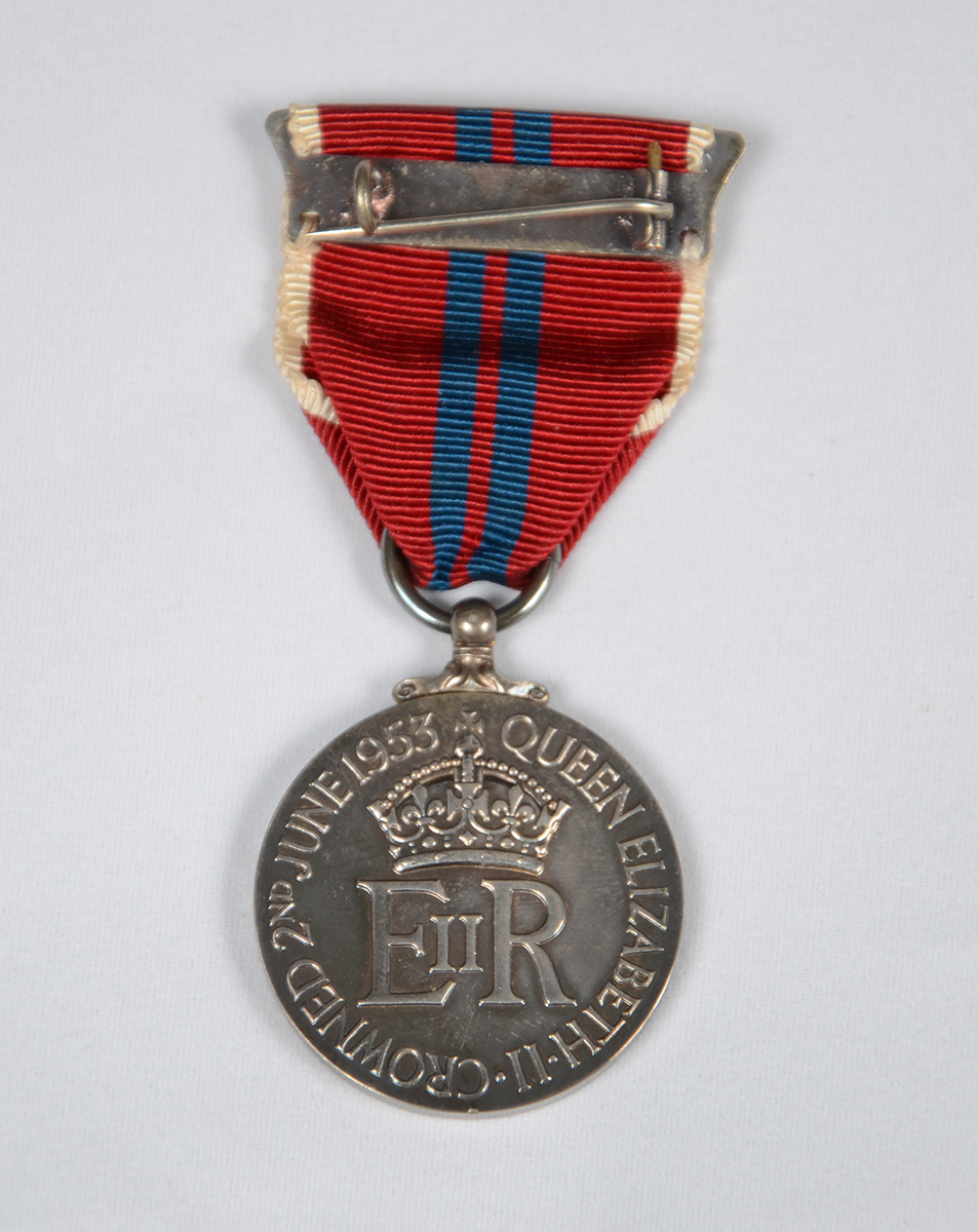Medalha de prata comemorativa da Coroação da Rainha Elizabeth II... - foto 2 de 2