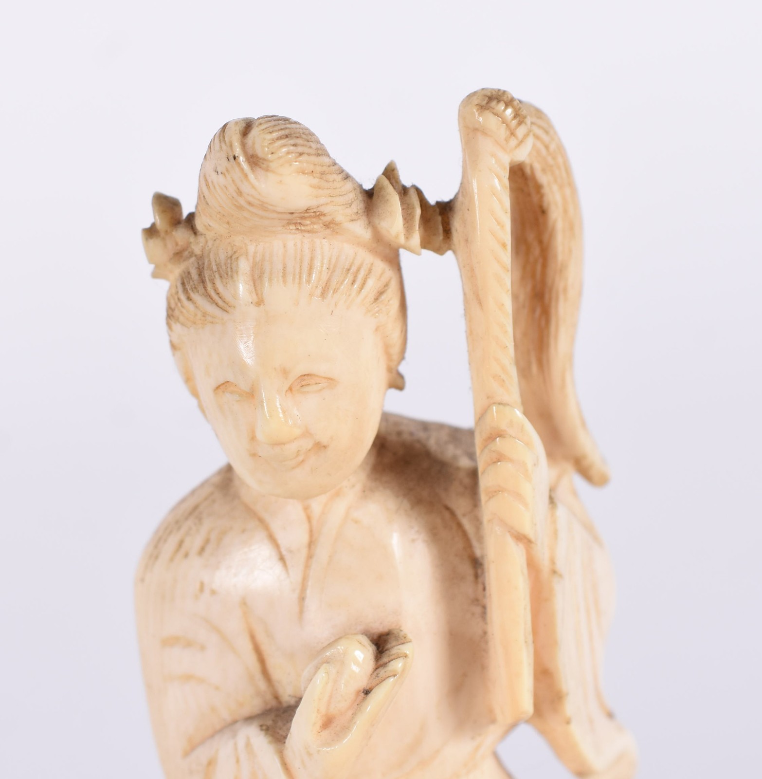 Duas peças de marfim, sendo: Dragão chinês com base de madeira... - foto 3 de 6