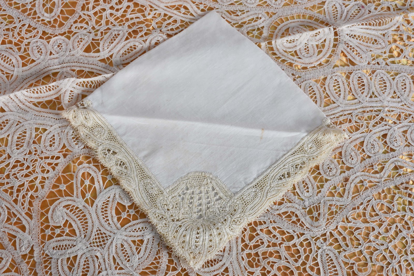Toalha de mesa de renda bege com 12 guardanapos e forro de tecido... - foto 2 de 3