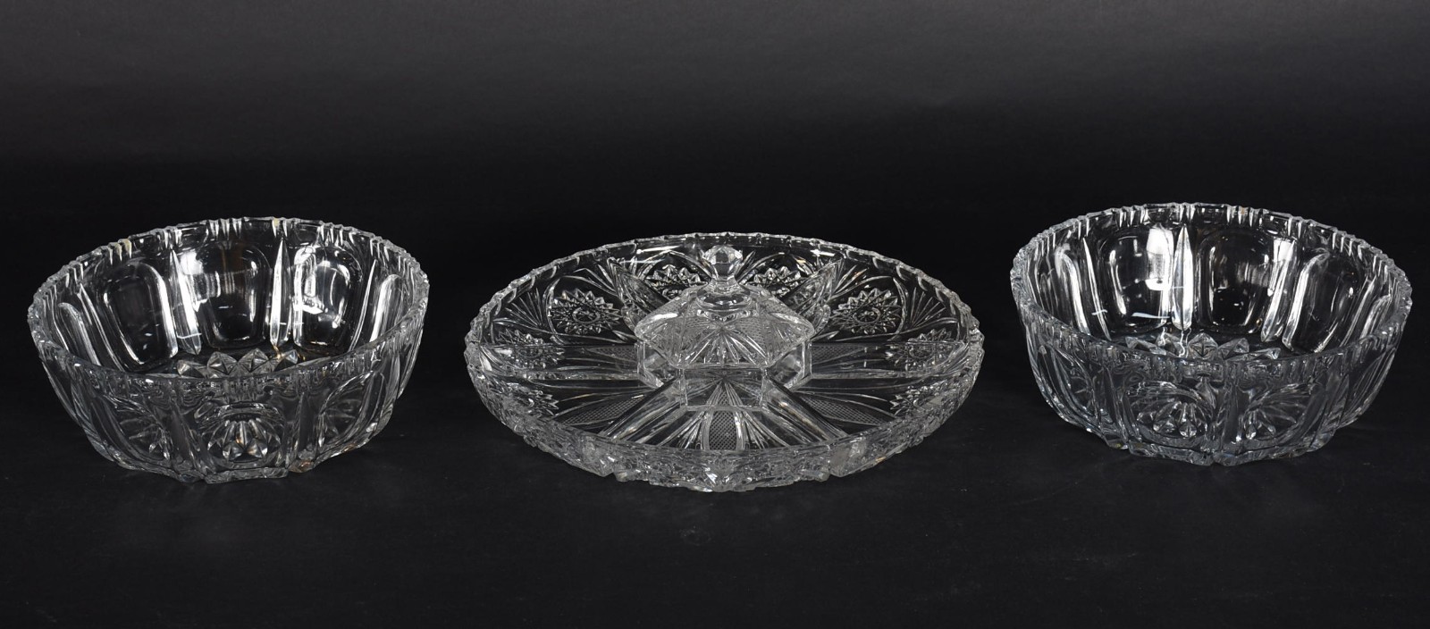 Três peças de cristal, sendo: 2 bowls e porta petiscos. - foto 1 de 3