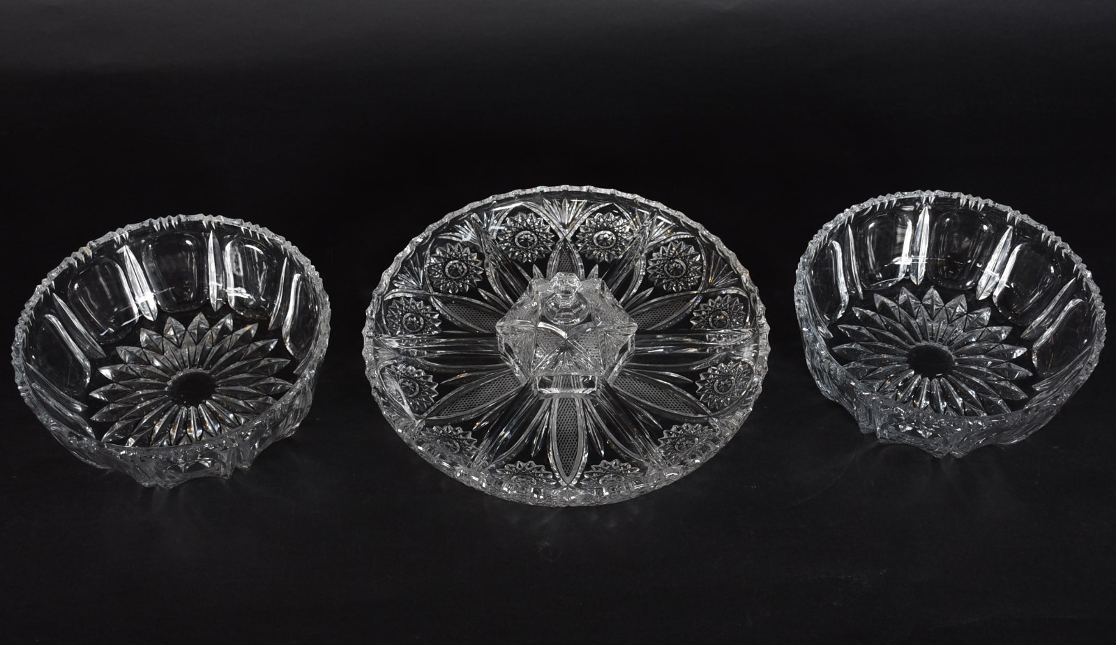 Três peças de cristal, sendo: 2 bowls e porta petiscos. - foto 2 de 3