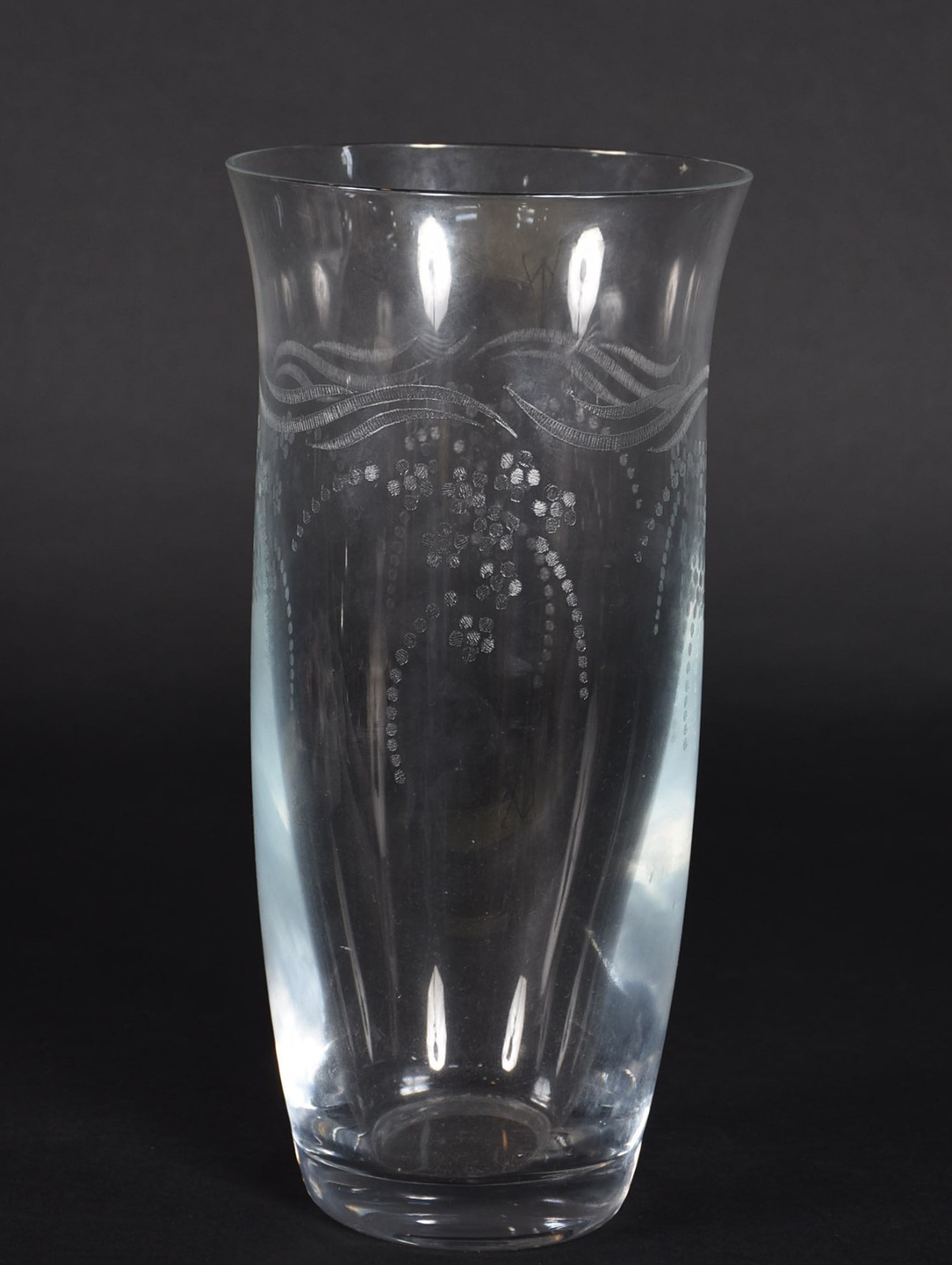 Vaso de cristal com guirlandas lavradas. - foto 1 de 3