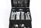 Faqueiro de inox La Cuisine  composto de:<br>7 ... - Faqueiro de inox La Cuisine  composto de:<br>7 garfos, 7 facas e 6 colheres grandes; 12 garfos, 12 facas e 12 colheres de sobremesa; 12 facas e ...