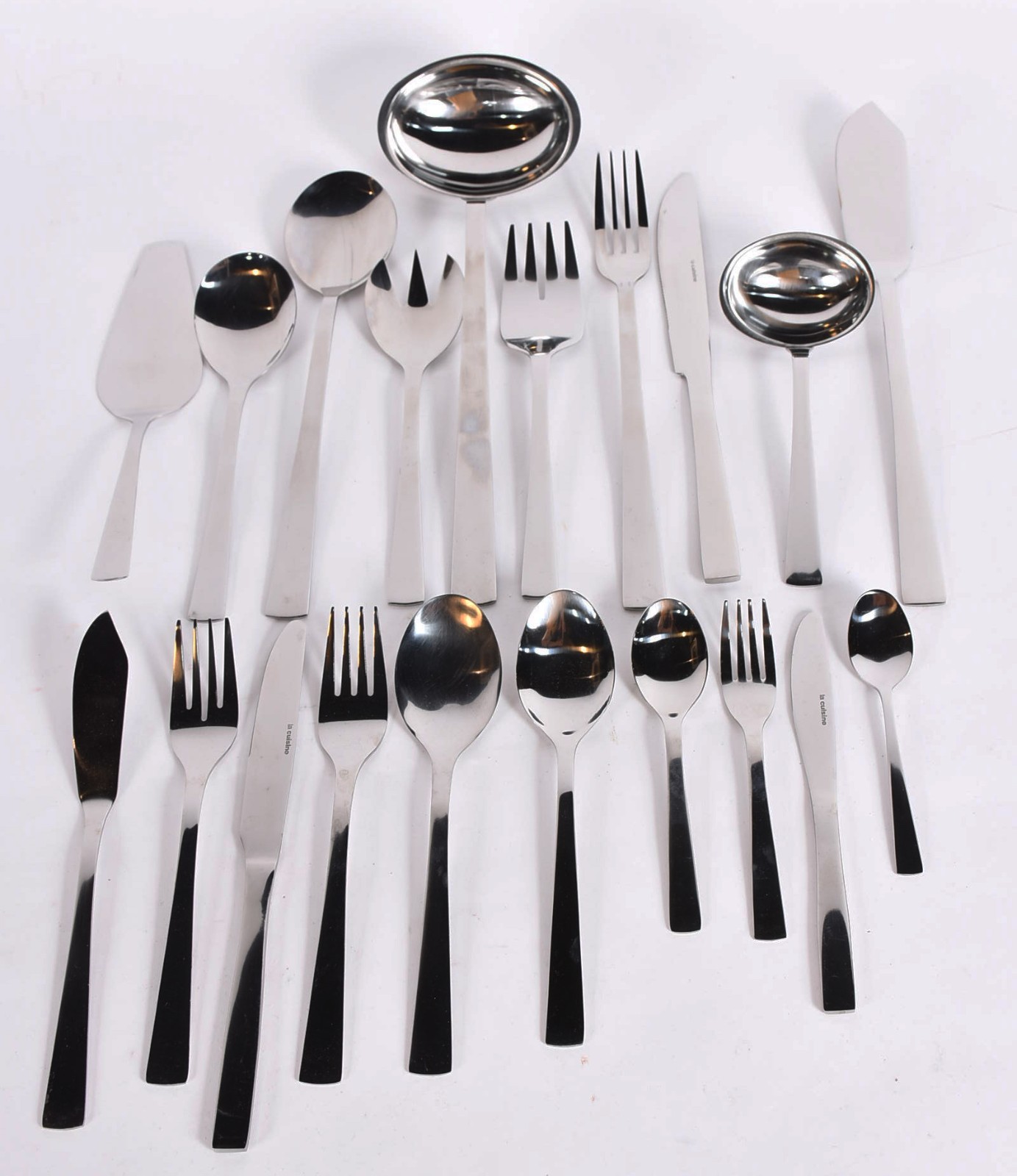 Faqueiro de inox La Cuisine composto de: 7 garfos, 7 facas e 6... - foto 1 de 6